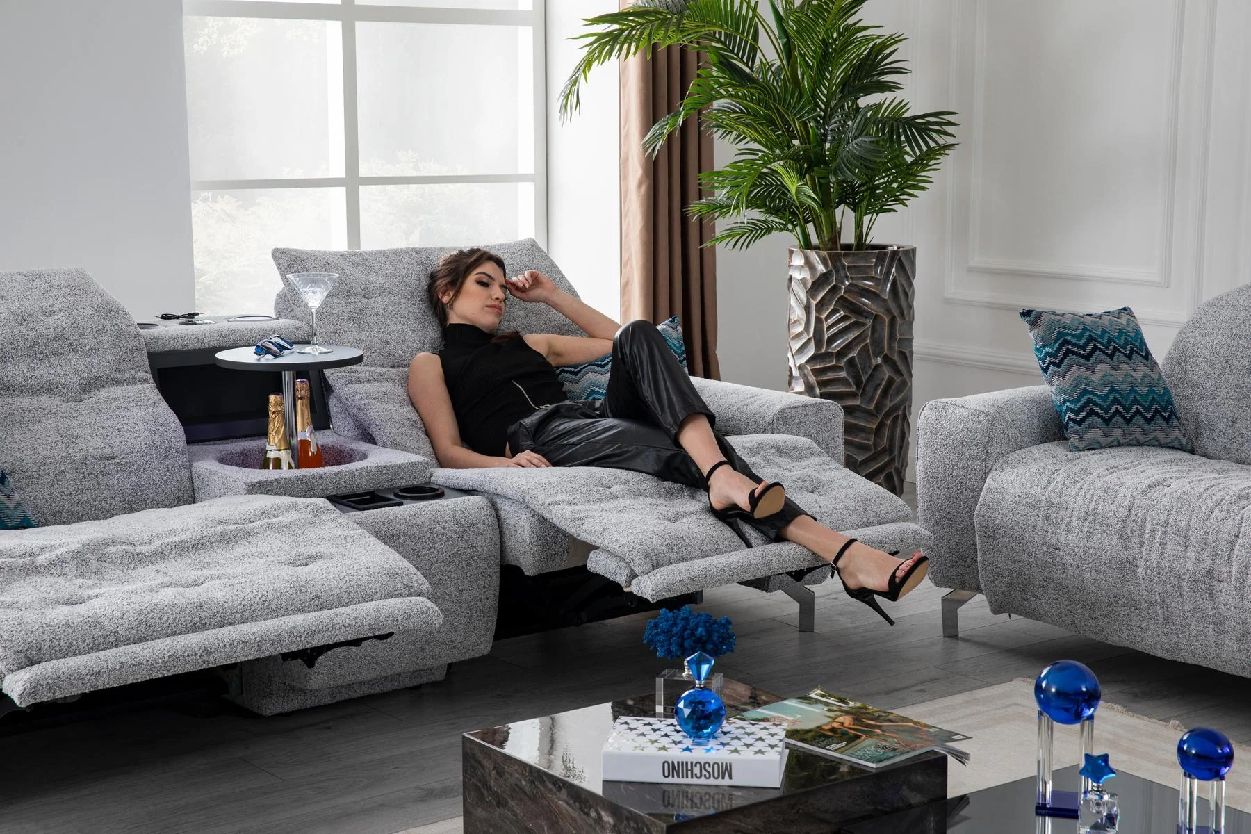 DUBAİ modern seating arrangement with coordinated coffee tables and blue accents